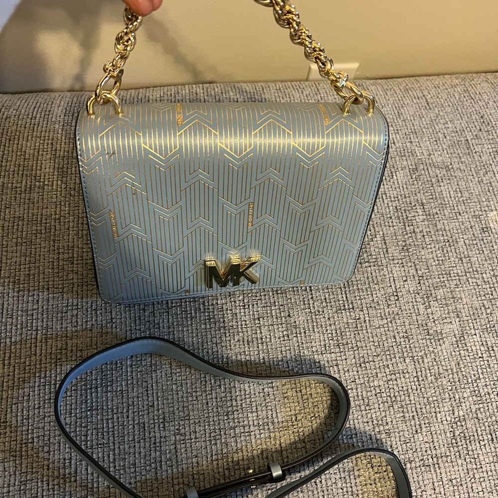 Michael Kors small bag with gold chain and scrap for carrying
